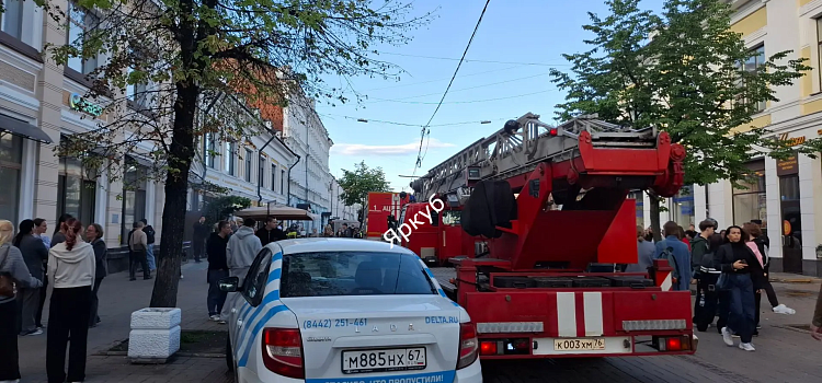 Второй случай за два часа: неизвестные подожгли отделение банка в центре Ярославля_317758