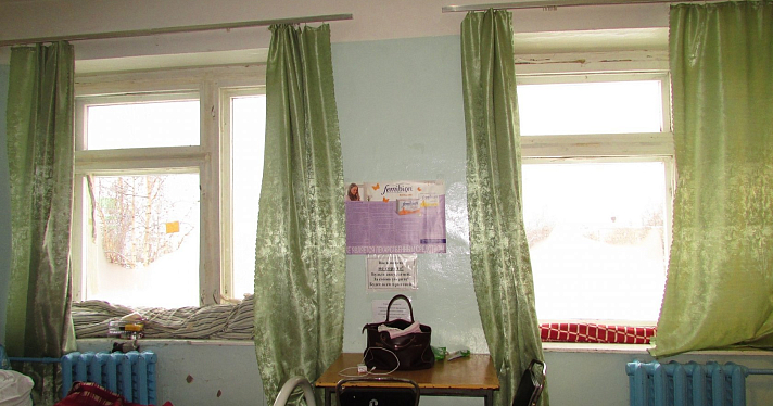 В гинекологическом отделении Тутаевской ЦРБ пациенты утеплили окна матрасами и одеялами_155579