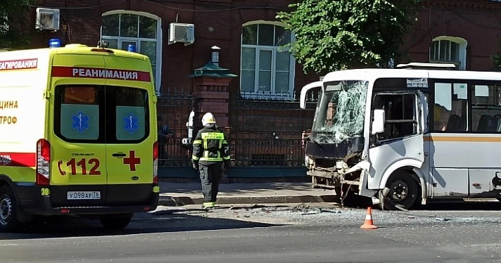 В Ярославле автобус с пассажирами врезался в грузовик: есть пострадавшие_217838