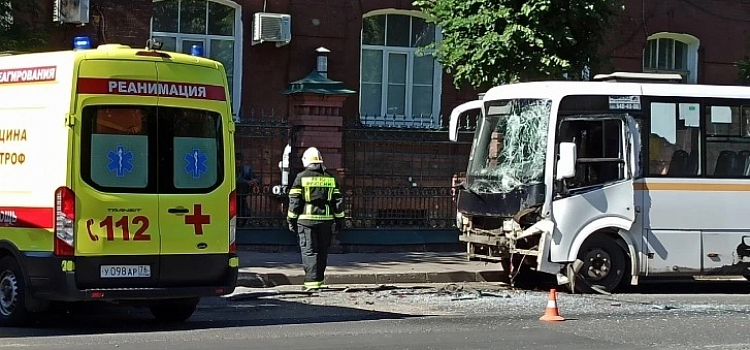 В Ярославле автобус с пассажирами врезался в грузовик: есть пострадавшие_217838