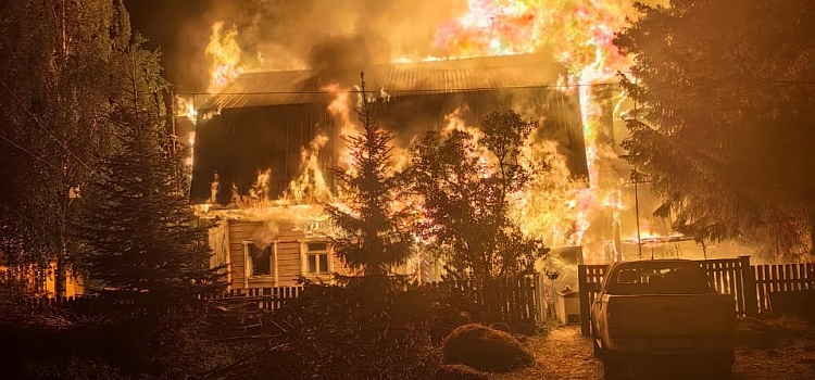 «Отец в реанимации в тяжёлом состоянии»: в Ярославской области дотла сгорел дом многодетной семьи_273710