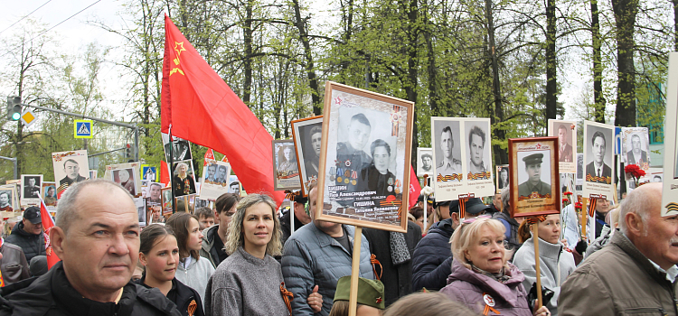 «Бессмертный полк» в Ярославле собрал около десяти тысяч участников_296443