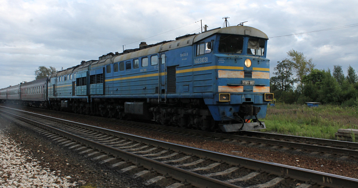 В Ярославской области пригородный поезд сбил гулявшего в наушниках вдоль путей молодого мужчину
