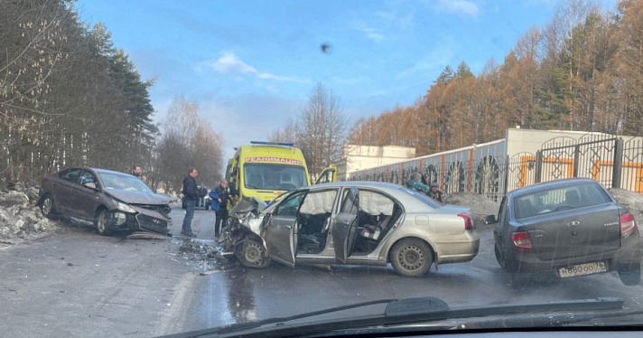 Массовая авария с реанимацией в Заволжском районе. Кадры