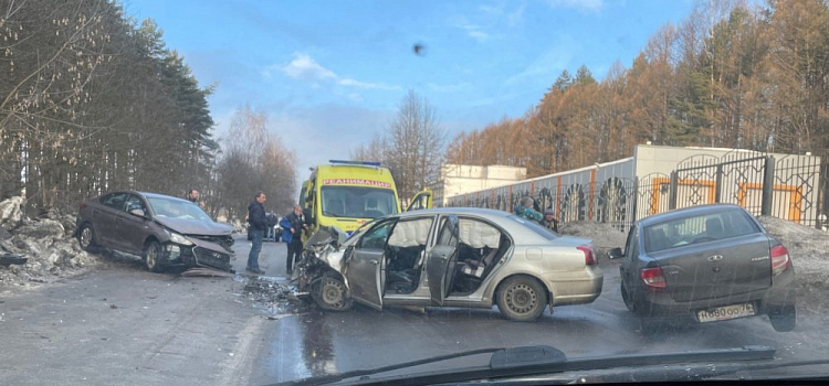 Массовая авария с реанимацией в Заволжском районе. Кадры