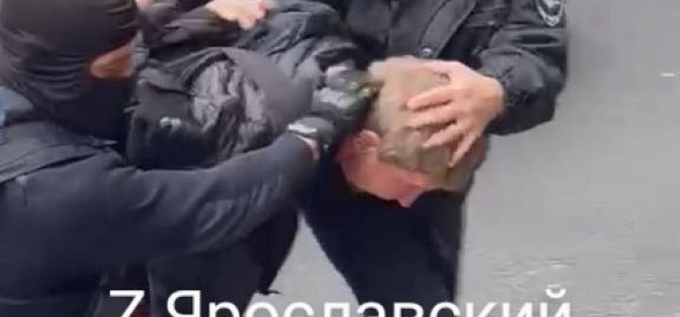 В Ярославле задержали мужчину, который поджег патриотический баннер в центре города