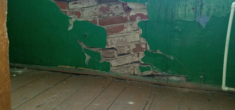 Сосульки в подъезде и трещины в стенах: жители Ростова показали, как живут в разрушающемся доме_228768