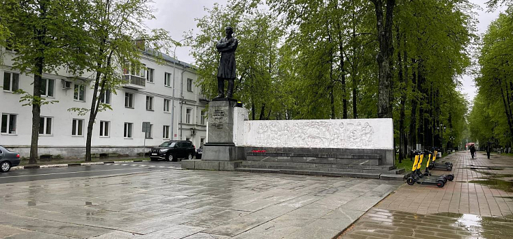 Пивной ларёк у памятника Некрасову демонтировали после жалоб ярославцев_296883