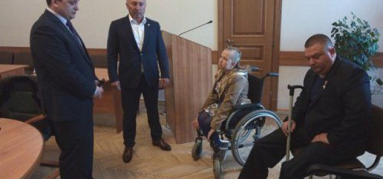 Маленькой ярославне подарили инвалидную коляску