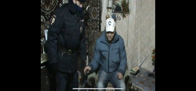 Ночью вынес тело и выкинул в мусор: ярославца, подозреваемого в убийстве, привезли на место ЧП. ВИДЕО