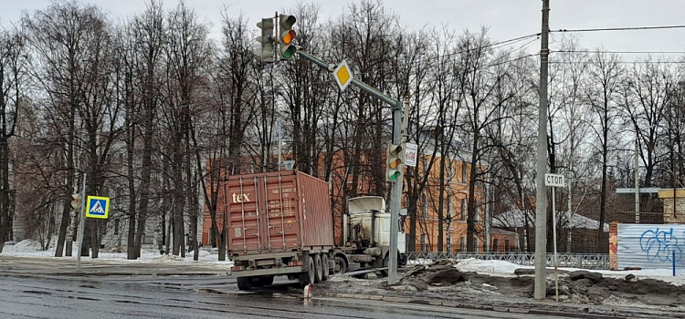 Грузовик полностью остановил движение на улице в центре Ярославля