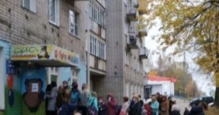 Родители жалуются на огромные очереди в детскую поликлинику в Ярославле