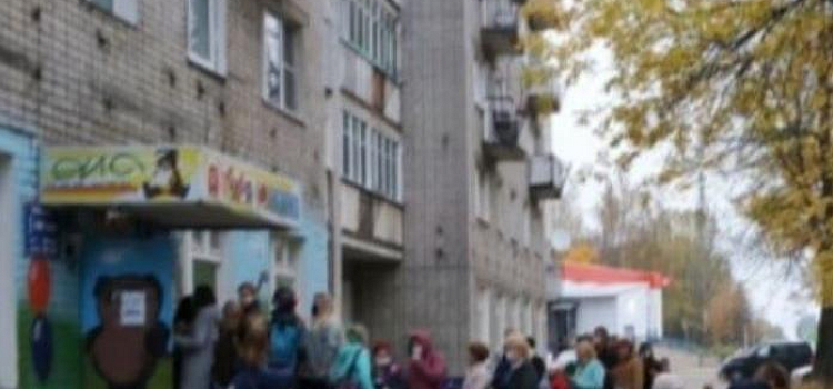 Родители жалуются на огромные очереди в детскую поликлинику в Ярославле