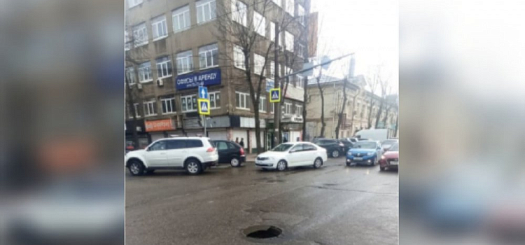 В центре Ярославля провалился люк