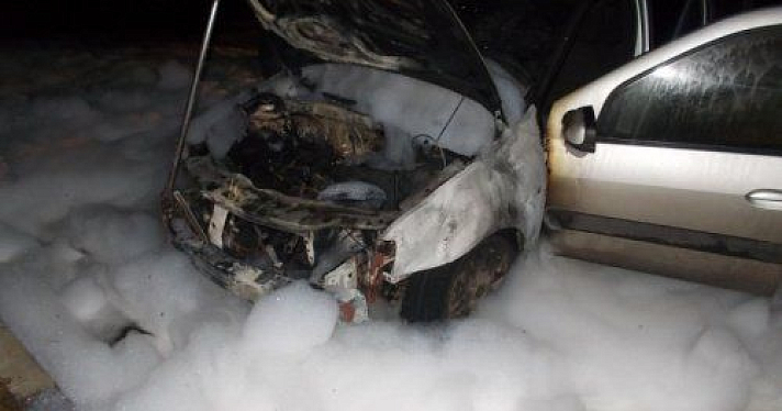 В Рыбинске сгорела машина «Лада Ларгус» 