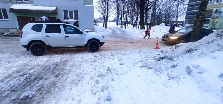 В Ярославской области подросток во дворе дома попал под машину_233016
