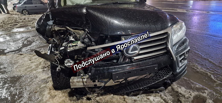 В Ярославле устанавливают личность водителя, протаранившего автомобили на улице Свободы_289527
