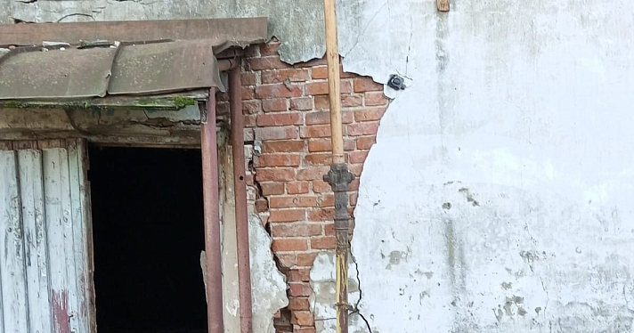 Сосульки в подъезде и трещины в стенах: жители Ростова показали, как живут в разрушающемся доме_228769