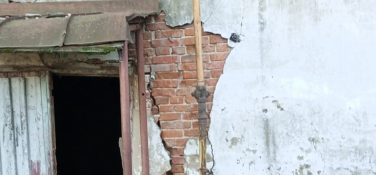 Сосульки в подъезде и трещины в стенах: жители Ростова показали, как живут в разрушающемся доме_228769