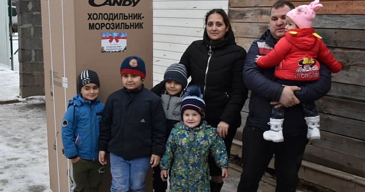Дмитрий Миронов подарил новогодние подарки еще девяти многодетным семьям_170021