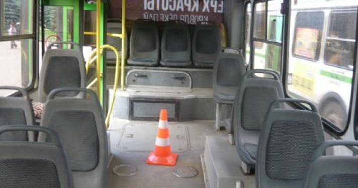 В салоне ярославского автобуса упала пенсионерка 