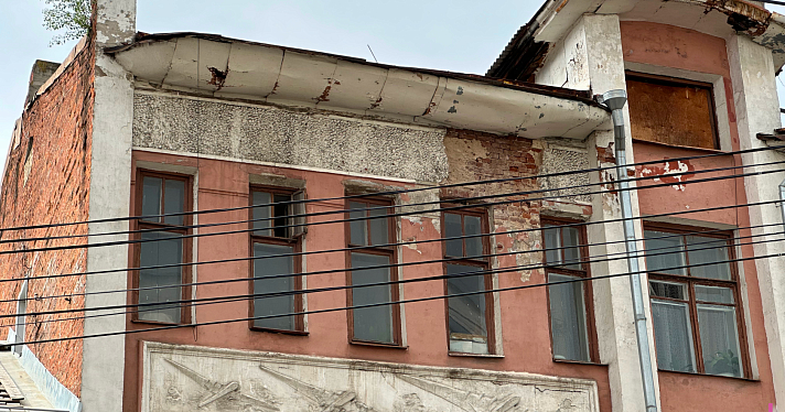 «Чудом никто не пострадал»: в центре Ярославля разрушается фасад объекта культурного наследия_240873