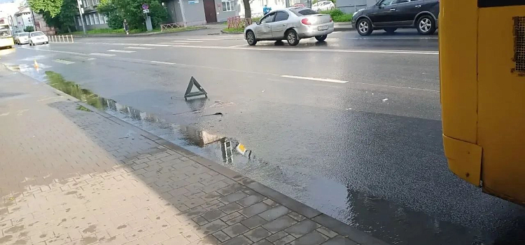 Личность устанавливается: в Ярославле автобус сбил девушку_319387