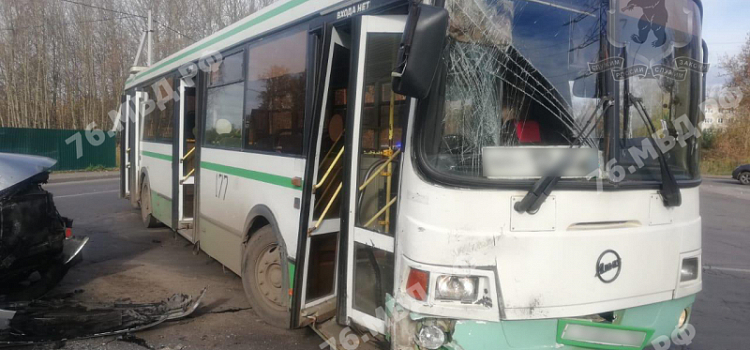 В Рыбинске минивэн столкнулся с пассажирским автобусом_223312