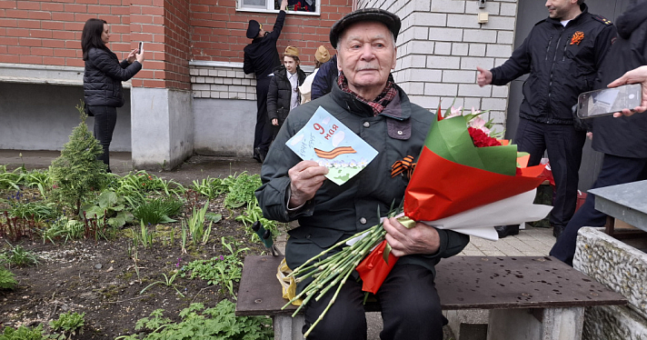 Ярославских ветеранов во дворах поздравляют «Фронтовые бригады» и школьники
