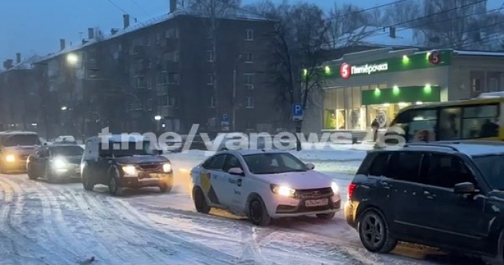 Из-за снегопада ярославцы попали в девятибалльные пробки_259827