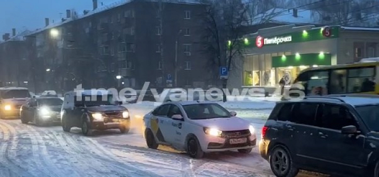 Из-за снегопада ярославцы попали в девятибалльные пробки_259827