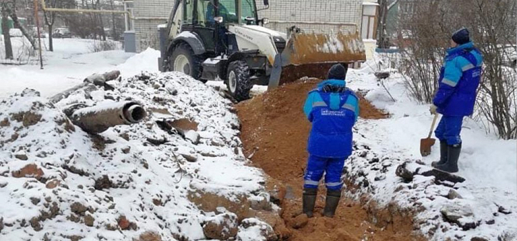 Рабочие трудятся в -30: в Ростове продолжают устранят последствия коммунальной аварии 