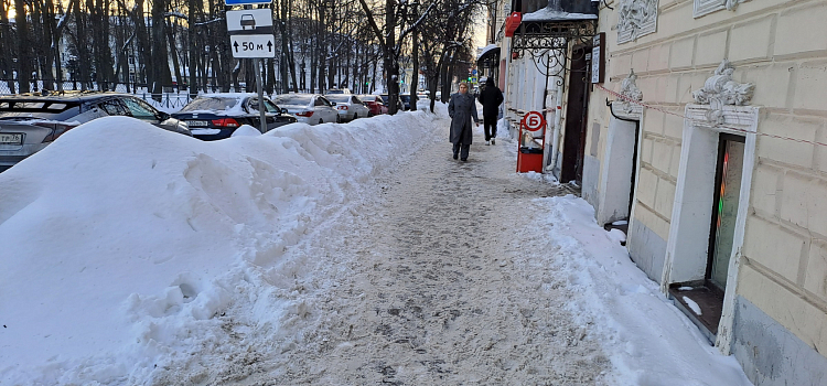 Ярославцы пожаловались на «смертоубийственные» тротуары с крупноформатной плиткой_265298