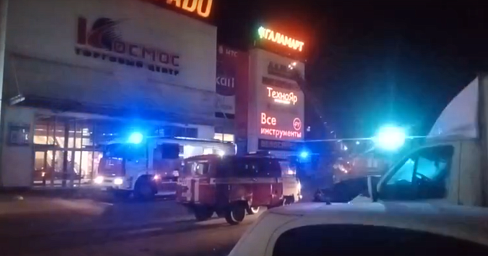 В Ярославле к ТЦ «Космос» выехали пожарные на ночной вызов_222991