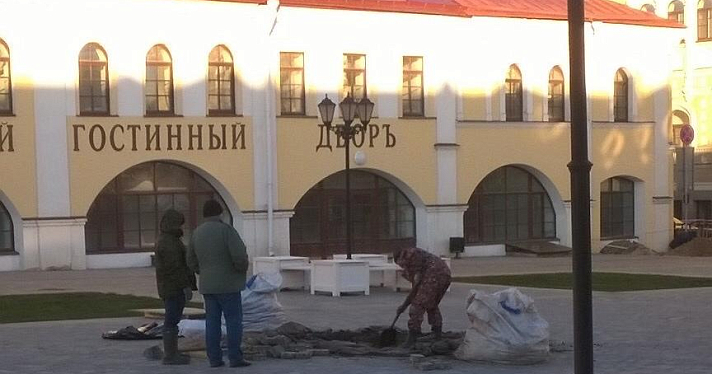 В Рыбинске для установки новогодней елки разобрали плитку в центре города