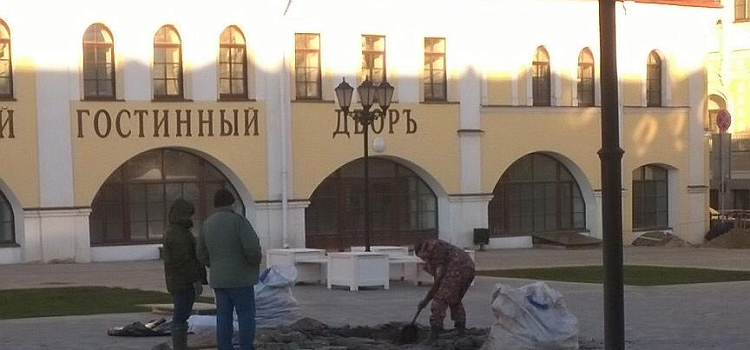 В Рыбинске для установки новогодней елки разобрали плитку в центре города