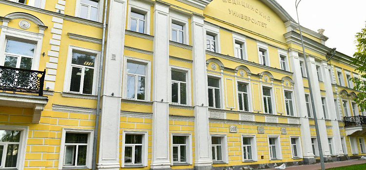 Красят, ремонтируют и обновляют: в центре Ярославля фасады зданий приводят в порядок_240953
