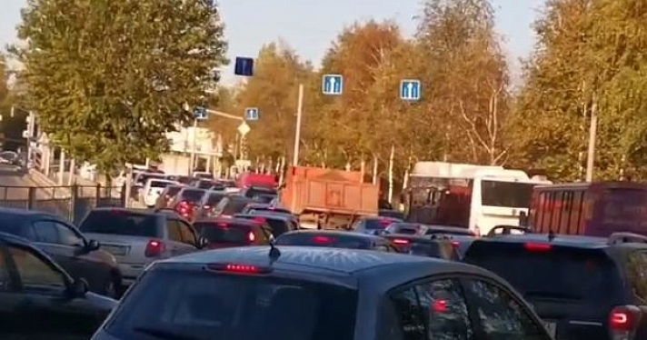 «Меньше трёх километров за час»: ярославцы в гневе от пробок на проспекте Фрунзе
