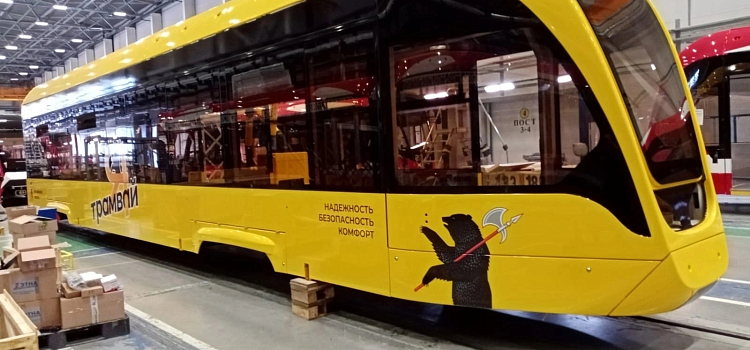 Ярославцам показали их будущий желтый брендированный трамвай_242086