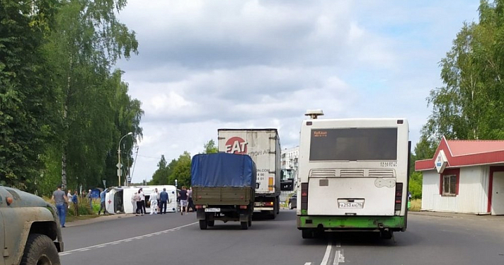 В Рыбинске перевернулась машина скорой помощи: есть пострадавшие
