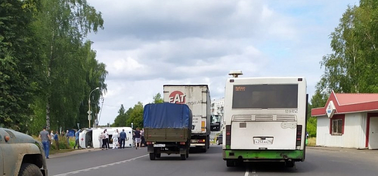 В Рыбинске перевернулась машина скорой помощи: есть пострадавшие