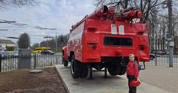 В Ярославле открыли памятник пожарной машине_271267