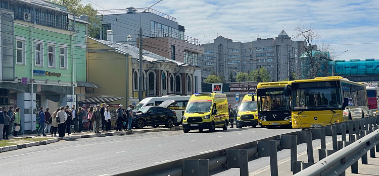 Отбросило прямиком на тротуар: в Ярославле на Московском проспекте произошло массовое ДТП_273383