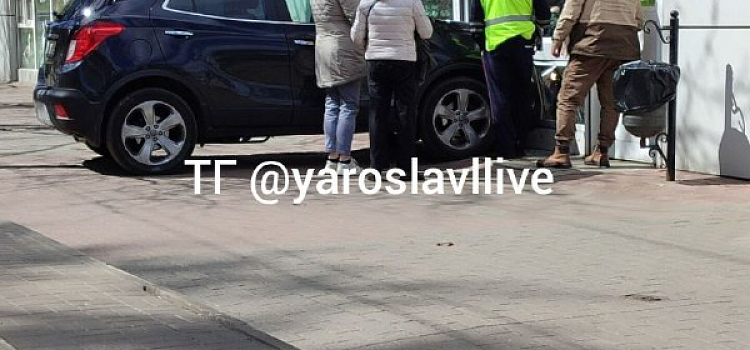 В Ярославле иномарка въехала в цветочный ларёк