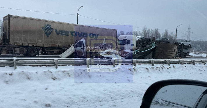 В ДТП под Ярославлем пострадал водитель фургона