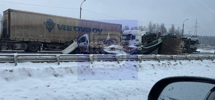 В ДТП под Ярославлем пострадал водитель фургона