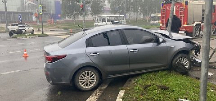 Влетела в светофорный столб: в Ярославле произошло ДТП двух иномарок