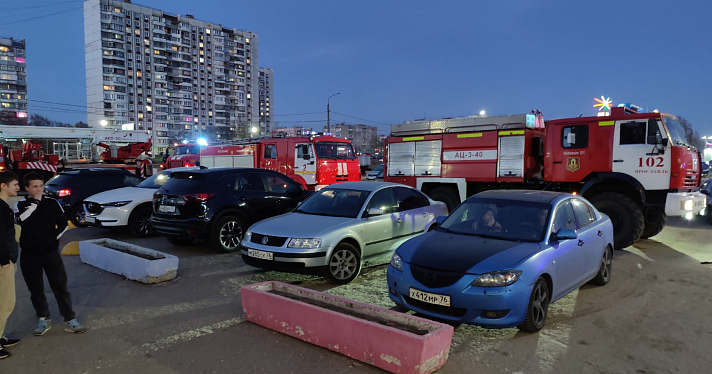 В Дзержинском районе Ярославля эвакуировали крупный ТЦ_238290