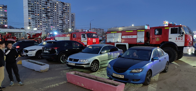 В Дзержинском районе Ярославля эвакуировали крупный ТЦ_238290