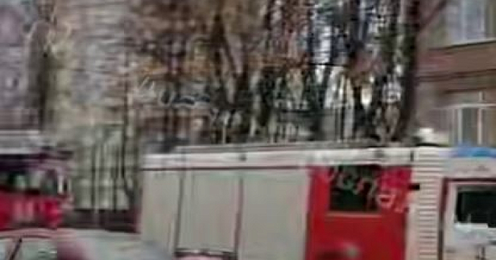 К ярославской школе съехались пожарные расчёты